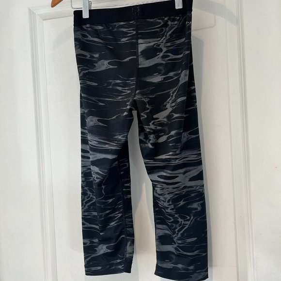 Nike Pro cropped leggings, black and gray pattern, Size Medium - Picture 4 of 5